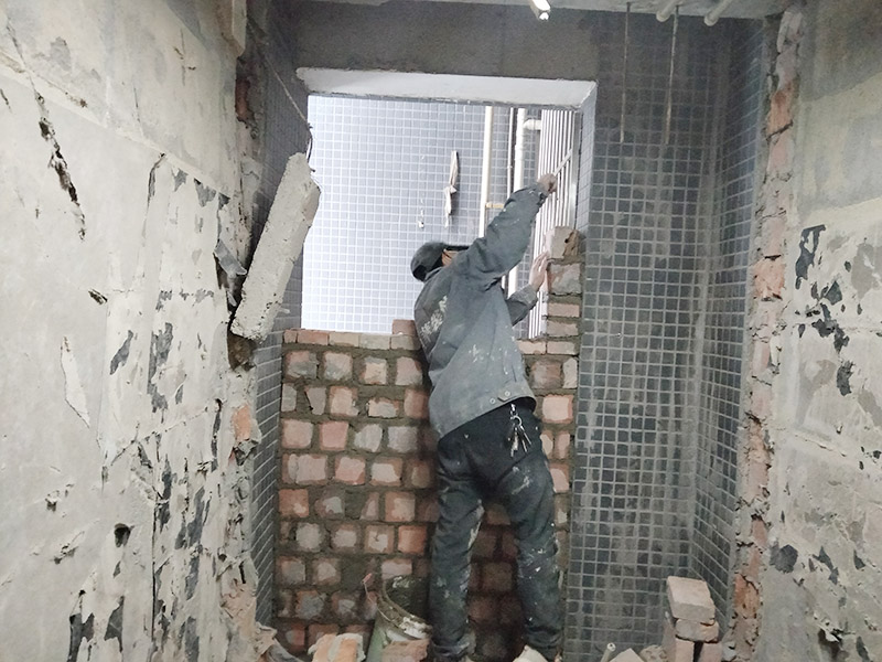 門洞砌磚施工：首先準(zhǔn)備好材料，門洞一定要做頂梁，所以鋼筋不能少。沙子要中沙、河沙。水泥注意保質(zhì)期。磚最好用輕質(zhì)磚。攪拌好水泥沙后，開始砌墻。要先訂好門洞兩邊的磚的位置，先砌好他們，再在此基礎(chǔ)上砌就很快了。