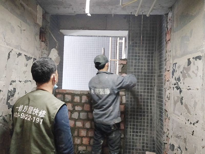 門洞砌磚施工：首先準(zhǔn)備好材料，門洞一定要做頂梁，所以鋼筋不能少。沙子要中沙、河沙。水泥注意保質(zhì)期。磚最好用輕質(zhì)磚。攪拌好水泥沙后，開始砌墻。要先訂好門洞兩邊的磚的位置，先砌好他們，再在此基礎(chǔ)上砌就很快了。