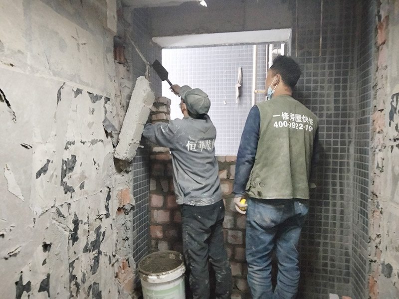 門洞砌磚施工：首先準(zhǔn)備好材料，門洞一定要做頂梁，所以鋼筋不能少。沙子要中沙、河沙。水泥注意保質(zhì)期。磚最好用輕質(zhì)磚。攪拌好水泥沙后，開始砌墻。要先訂好門洞兩邊的磚的位置，先砌好他們，再在此基礎(chǔ)上砌就很快了。