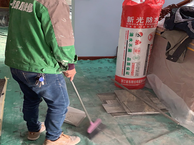 外墻瓷磚局部翻新：瓷磚作為裝飾產(chǎn)品,除了飾面效果及產(chǎn)品質(zhì)量能由生產(chǎn)廠家決定外,其它的使用效果還取決于墻體結(jié)構(gòu)、施工環(huán)境、鋪貼材料及施工方法等各類因素的制約,而一旦瓷磚使用期間出現(xiàn)脫落,瓷磚產(chǎn)品卻往往被當(dāng)成&ldquo;罪魁禍?zhǔn)?rdquo;。外墻翻新之前,需要基層要求牢固、堅(jiān)實(shí)、干燥、平整、清潔、無浮灰、無油跡。 清理原墻面，想要讓墻面面目一新，煥發(fā)容光，我們首先要做的就是將之前的漆料去除干凈。然后把起皮嚴(yán)重的鏟除，之后還要抹上一層白水泥。但是如果墻面會過于光滑，就還要做打磨處理，其主要目的是便于新涂料和墻體粘結(jié)。