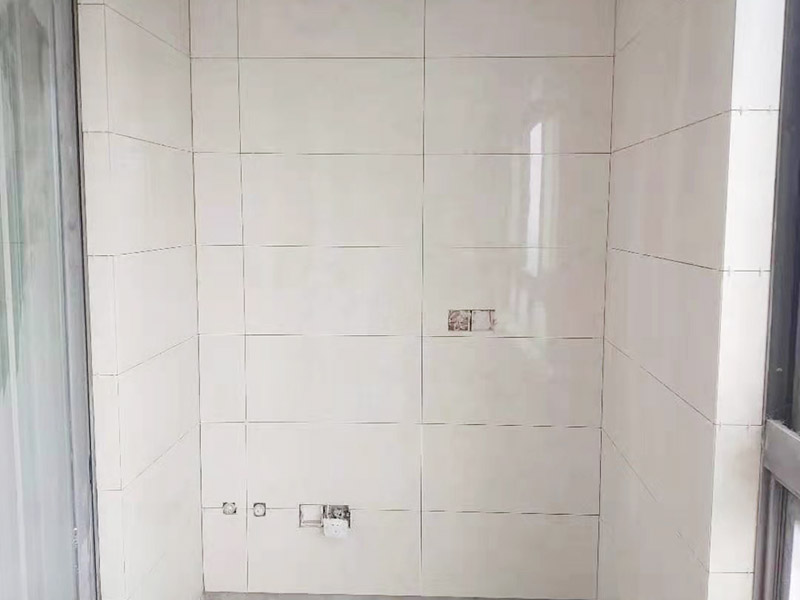 全屋裝修翻新：基層施工 在墻面翻新前,需要先將舊漆面鏟除干凈,之后在進(jìn)行打磨,將墻面的浮沉雜物都清理干凈。成品保護(hù) 基層做完后,需要將施工區(qū)域的家具物件移除,避免在翻新過程中,使家具受到損傷。在刮膩子之前，先用尺子檢測一下墻面的平整度。在施工時，對不平整的地方進(jìn)行多次涂刮，修補好不平整的區(qū)域。一般膩子刮兩遍即可，每次膩子刮完后要進(jìn)行打磨，可以讓墻面更加光滑。膩子干透后，再對墻面進(jìn)行油漆涂刷。底漆要先刷，施工力度要均勻，這樣漆膜厚度也相對一致，然后開始面漆施工。一定要讓漆面自然干透。