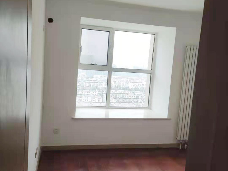 全屋裝修翻新：基層施工 在墻面翻新前,需要先將舊漆面鏟除干凈,之后在進(jìn)行打磨,將墻面的浮沉雜物都清理干凈。成品保護(hù) 基層做完后,需要將施工區(qū)域的家具物件移除,避免在翻新過程中,使家具受到損傷。在刮膩子之前，先用尺子檢測一下墻面的平整度。在施工時，對不平整的地方進(jìn)行多次涂刮，修補好不平整的區(qū)域。一般膩子刮兩遍即可，每次膩子刮完后要進(jìn)行打磨，可以讓墻面更加光滑。膩子干透后，再對墻面進(jìn)行油漆涂刷。底漆要先刷，施工力度要均勻，這樣漆膜厚度也相對一致，然后開始面漆施工。一定要讓漆面自然干透。