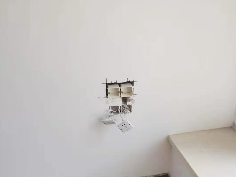 墻面電路開槽安裝：首先確定水電開槽的線路走向；然后施工隊(duì)安線路沿著地面或者墻面開槽；接入線管和暗盒；檢測(cè)電路面對(duì)水路進(jìn)行測(cè)壓；抹平線槽；最后對(duì)水路開槽進(jìn)行平面安裝。 注意在確定線路走向的時(shí)候，避免線路過(guò)多交叉，開槽走管的路線要橫平豎直。開暗槽的時(shí)候，要注意房屋的承重墻的鋼筋粗細(xì)，不要切到；開槽的深度寬度也要把握好，根據(jù)房屋結(jié)構(gòu)決定；電路接頭不要裸露在外面；穿管不能使用軟管；