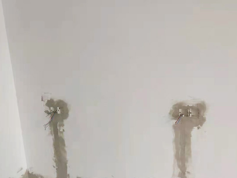 墻面電路開槽安裝：首先確定水電開槽的線路走向；然后施工隊(duì)安線路沿著地面或者墻面開槽；接入線管和暗盒；檢測(cè)電路面對(duì)水路進(jìn)行測(cè)壓；抹平線槽；最后對(duì)水路開槽進(jìn)行平面安裝。 注意在確定線路走向的時(shí)候，避免線路過(guò)多交叉，開槽走管的路線要橫平豎直。開暗槽的時(shí)候，要注意房屋的承重墻的鋼筋粗細(xì)，不要切到；開槽的深度寬度也要把握好，根據(jù)房屋結(jié)構(gòu)決定；電路接頭不要裸露在外面；穿管不能使用軟管；