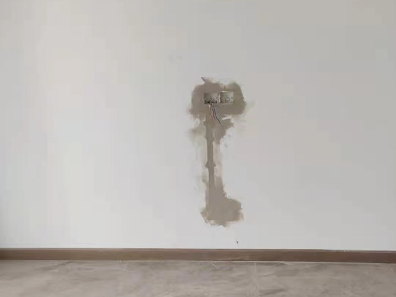 墻面電路開槽安裝：首先確定水電開槽的線路走向；然后施工隊(duì)安線路沿著地面或者墻面開槽；接入線管和暗盒；檢測(cè)電路面對(duì)水路進(jìn)行測(cè)壓；抹平線槽；最后對(duì)水路開槽進(jìn)行平面安裝。 注意在確定線路走向的時(shí)候，避免線路過(guò)多交叉，開槽走管的路線要橫平豎直。開暗槽的時(shí)候，要注意房屋的承重墻的鋼筋粗細(xì)，不要切到；開槽的深度寬度也要把握好，根據(jù)房屋結(jié)構(gòu)決定；電路接頭不要裸露在外面；穿管不能使用軟管；