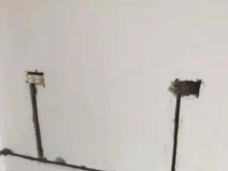 墻面電路開槽安裝：首先確定水電開槽的線路走向；然后施工隊(duì)安線路沿著地面或者墻面開槽；接入線管和暗盒；檢測(cè)電路面對(duì)水路進(jìn)行測(cè)壓；抹平線槽；最后對(duì)水路開槽進(jìn)行平面安裝。 注意在確定線路走向的時(shí)候，避免線路過(guò)多交叉，開槽走管的路線要橫平豎直。開暗槽的時(shí)候，要注意房屋的承重墻的鋼筋粗細(xì)，不要切到；開槽的深度寬度也要把握好，根據(jù)房屋結(jié)構(gòu)決定；電路接頭不要裸露在外面；穿管不能使用軟管；