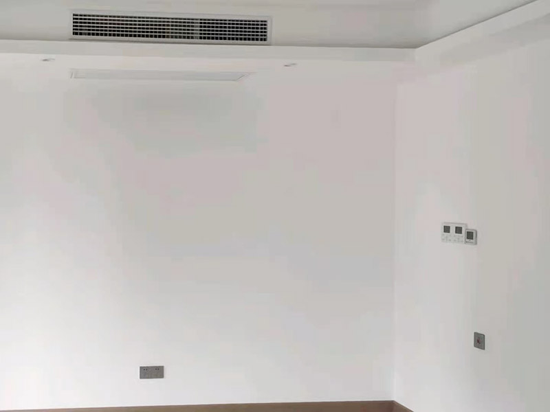 墻面電路開槽安裝：首先確定水電開槽的線路走向；然后施工隊(duì)安線路沿著地面或者墻面開槽；接入線管和暗盒；檢測(cè)電路面對(duì)水路進(jìn)行測(cè)壓；抹平線槽；最后對(duì)水路開槽進(jìn)行平面安裝。 注意在確定線路走向的時(shí)候，避免線路過(guò)多交叉，開槽走管的路線要橫平豎直。開暗槽的時(shí)候，要注意房屋的承重墻的鋼筋粗細(xì)，不要切到；開槽的深度寬度也要把握好，根據(jù)房屋結(jié)構(gòu)決定；電路接頭不要裸露在外面；穿管不能使用軟管；