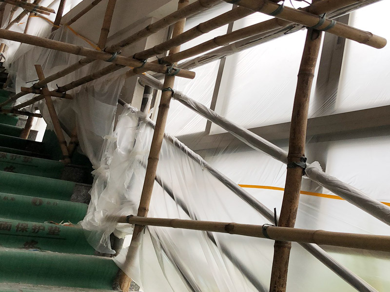 腳手架搭建安裝：腳手架外側(cè)防護必須使用合格的密目式安全網(wǎng)封閉，架體陰陽轉(zhuǎn)角處應(yīng)設(shè)置4根立桿，大橫桿應(yīng)連通封閉。主節(jié)點處必須設(shè)置縱橫向水平桿，立桿除頂層頂部外必須采用對接，大橫桿在架體轉(zhuǎn)角外可以搭接，剪刀撐必須搭接。剪刀撐、連墻件必須隨外腳手架同步搭設(shè)、同步拆除，嚴禁后搭或先拆。落地式腳手架搭設(shè)高度不宜超過35m，高度在35～50m時必須采取卸荷措施，高度大于50m時必須采取卸荷措施。