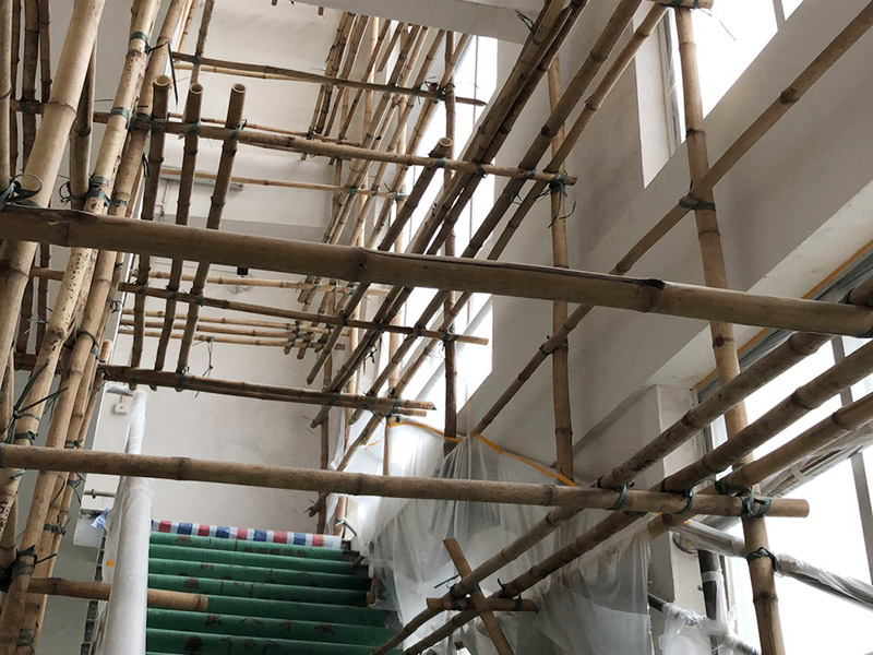 腳手架搭建安裝：腳手架外側(cè)防護必須使用合格的密目式安全網(wǎng)封閉，架體陰陽轉(zhuǎn)角處應(yīng)設(shè)置4根立桿，大橫桿應(yīng)連通封閉。主節(jié)點處必須設(shè)置縱橫向水平桿，立桿除頂層頂部外必須采用對接，大橫桿在架體轉(zhuǎn)角外可以搭接，剪刀撐必須搭接。剪刀撐、連墻件必須隨外腳手架同步搭設(shè)、同步拆除，嚴禁后搭或先拆。落地式腳手架搭設(shè)高度不宜超過35m，高度在35～50m時必須采取卸荷措施，高度大于50m時必須采取卸荷措施。