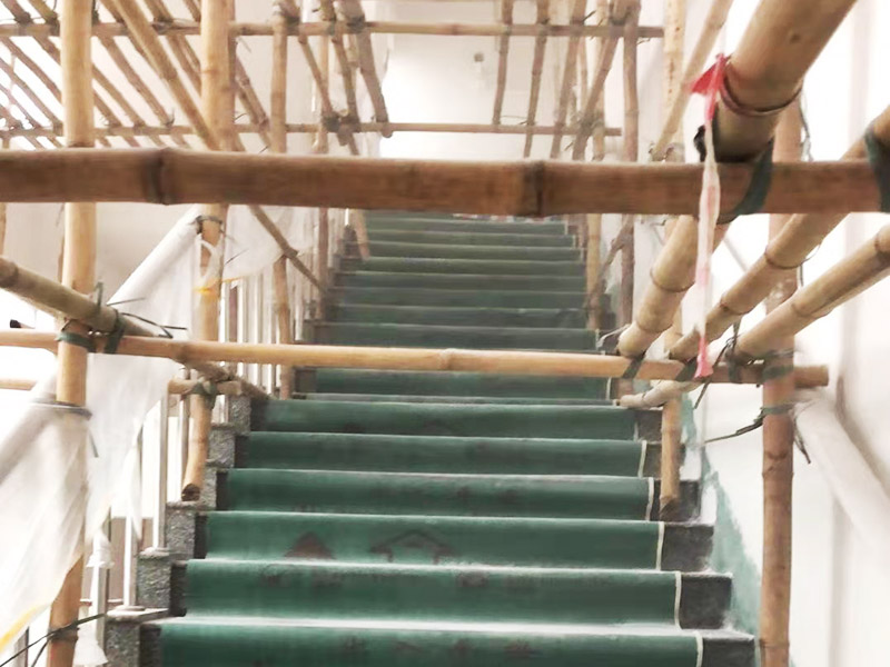 腳手架搭建安裝：腳手架外側(cè)防護必須使用合格的密目式安全網(wǎng)封閉，架體陰陽轉(zhuǎn)角處應(yīng)設(shè)置4根立桿，大橫桿應(yīng)連通封閉。主節(jié)點處必須設(shè)置縱橫向水平桿，立桿除頂層頂部外必須采用對接，大橫桿在架體轉(zhuǎn)角外可以搭接，剪刀撐必須搭接。剪刀撐、連墻件必須隨外腳手架同步搭設(shè)、同步拆除，嚴禁后搭或先拆。落地式腳手架搭設(shè)高度不宜超過35m，高度在35～50m時必須采取卸荷措施，高度大于50m時必須采取卸荷措施。