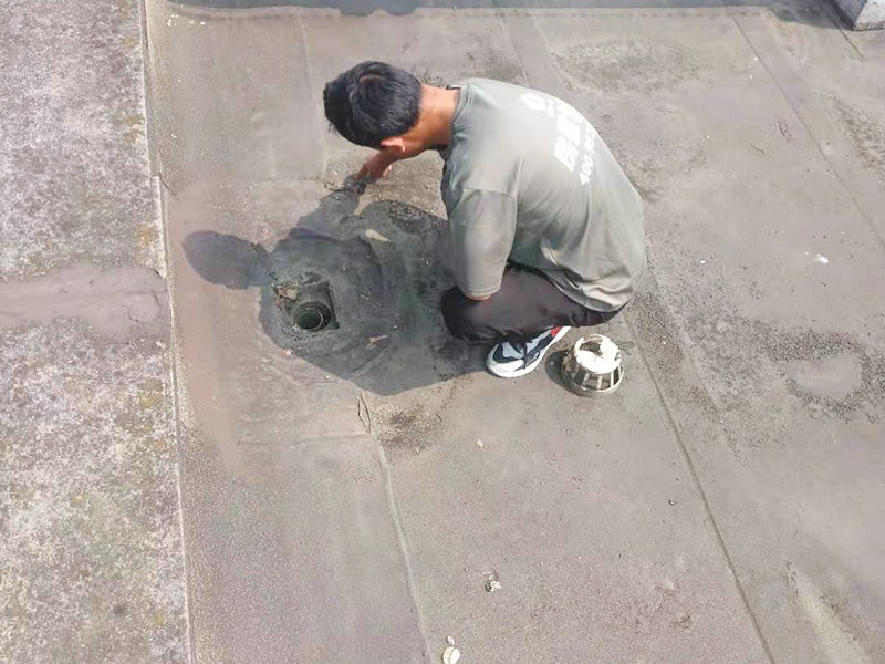 屋面排水口維修：涂膜防水層依附于基層，基層質(zhì)量好壞，直接影響防水涂膜的質(zhì)量。因而在涂膜施工前，應(yīng)對基層進行認真的檢查和必要的處理，使之達到涂膜施工的要求。涂料的涂布應(yīng)采取“先高后低、先遠后近、先立面后平面”的施工順序。同一屋面上先涂布排水比較集中的水落口、天溝、檐口等節(jié)點部位，再進行大面積的涂布。用滾刷或毛刷均勻地涂刷多遍，直到達到規(guī)定的涂膜厚度要求，不得漏底，待涂層干固后，才能進行下一道工序。當(dāng)多遍涂布時，每遍涂刷方向應(yīng)與上一遍方向相垂直。