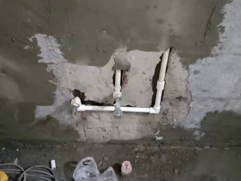 墻內(nèi)水管安裝維修：水管的鋪設(shè)方式分為明裝和暗裝，明裝是將水管管道沿著天花板下、墻上、柱上、梁下、地板旁外等地方外露敷設(shè)，其優(yōu)點就是造價會比較低，施工相對方便，維修更加簡單;缺點就是水管外表容易堆積灰塵、產(chǎn)生凝水等，影響美觀。暗裝就是將水管管道鋪設(shè)在吊頂、地面或管溝中隱蔽敷設(shè)，暗裝的優(yōu)點是鋪設(shè)完看不到水管，比較美觀;缺點就是若后期水管出現(xiàn)漏水等問題不好維修。