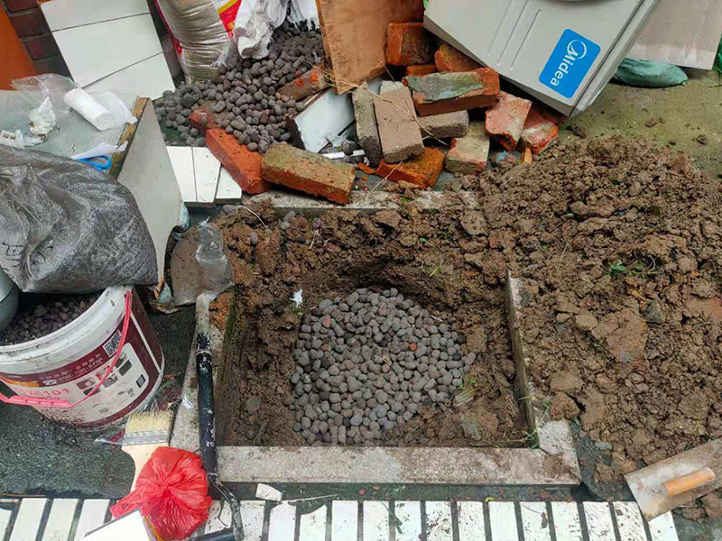 庭院植物底部防水：找到本來的防水層，由于防水層不是顯露的，是在面層下部，有必要將面層進(jìn)行悉數(shù)根除，找到本來的防水層。將原防水層根除以后，找平，將本來下部保溫層里存的水進(jìn)行排干，設(shè)一些排氣孔做排氣辦法，將保溫層里的水分排干。做完防水層以后，必定要做找坡處理，不要形成屋面部分存水，通常設(shè)置水泥砂漿找平找坡，找坡的斜度不小于3%。再進(jìn)行閉水實(shí)驗(yàn)，不漏水為合格，再進(jìn)行康復(fù)上面的維護(hù)及鋪貼面磚裝修。