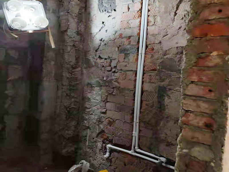 衛(wèi)生間水電改造：按客戶要求，確定水電設(shè)施的準(zhǔn)確位置，施工開槽前做出，在施工前定好位置，施工后不再改動或添加。然后以水平線為標(biāo)準(zhǔn)挖線盒，以管徑為標(biāo)準(zhǔn)開槽，用水泥砂漿穩(wěn)線盒，要求與墻面齊平，低位、高位線盒在同一水平，要先做，最后線管固定好。