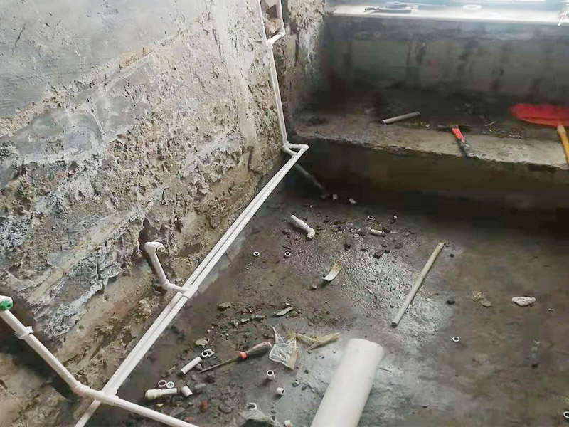 衛(wèi)生間水電改造：按客戶要求，確定水電設(shè)施的準(zhǔn)確位置，施工開槽前做出，在施工前定好位置，施工后不再改動或添加。然后以水平線為標(biāo)準(zhǔn)挖線盒，以管徑為標(biāo)準(zhǔn)開槽，用水泥砂漿穩(wěn)線盒，要求與墻面齊平，低位、高位線盒在同一水平，要先做，最后線管固定好。