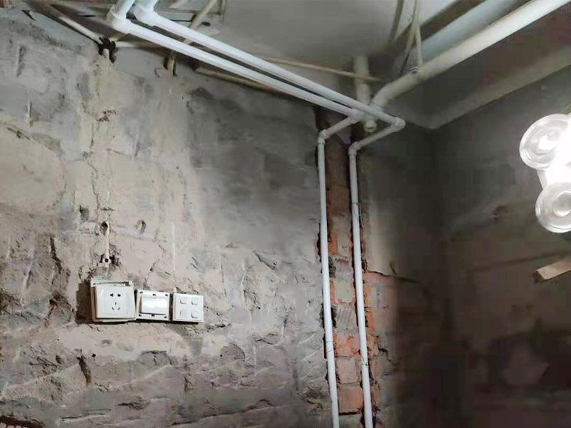 衛(wèi)生間水電改造：按客戶要求，確定水電設(shè)施的準(zhǔn)確位置，施工開槽前做出，在施工前定好位置，施工后不再改動或添加。然后以水平線為標(biāo)準(zhǔn)挖線盒，以管徑為標(biāo)準(zhǔn)開槽，用水泥砂漿穩(wěn)線盒，要求與墻面齊平，低位、高位線盒在同一水平，要先做，最后線管固定好。