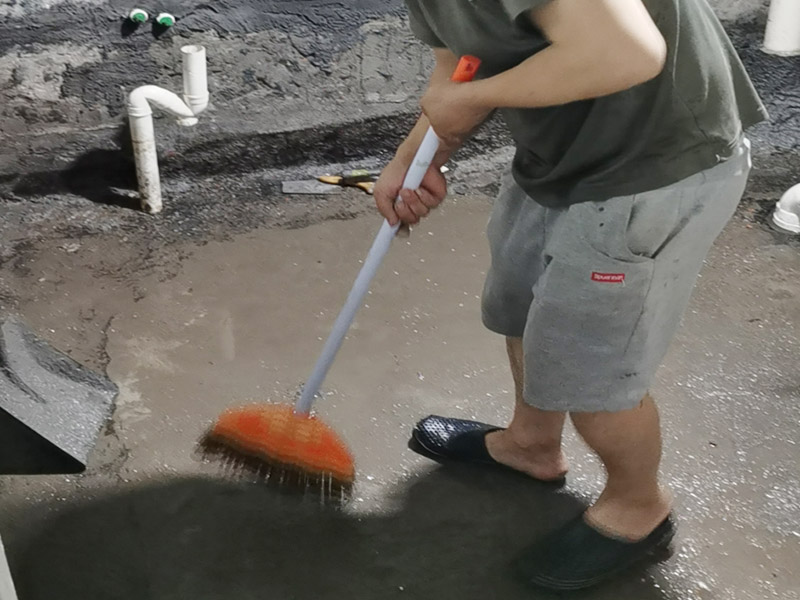 衛(wèi)生間基層清理打掃：廚衛(wèi)是家里水汽最大的地方，尤其是衛(wèi)生間，需要使用大量水進(jìn)行洗浴，而且每天都要使用，如果不處理好，每天上班都沒心情，所以衛(wèi)生間的防水就一定要認(rèn)真對待。首先基層需要清理干凈，正所謂萬丈高樓基礎(chǔ)最重要。