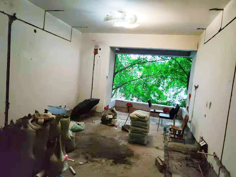 全屋水電改造施工：裝修一套房，水電工作是隱蔽工程，改造完畢后，各種水管、電線等都需埋在墻面、地下或吊頂里，后期不能進(jìn)行檢查維修，因此入墻材料的質(zhì)量就是重中之重必須做好。而如何規(guī)劃水電走向呢？就需要前期將家電家具的位置尺寸都定好，多預(yù)備幾個空余，以后使用起來才不會后悔莫及。