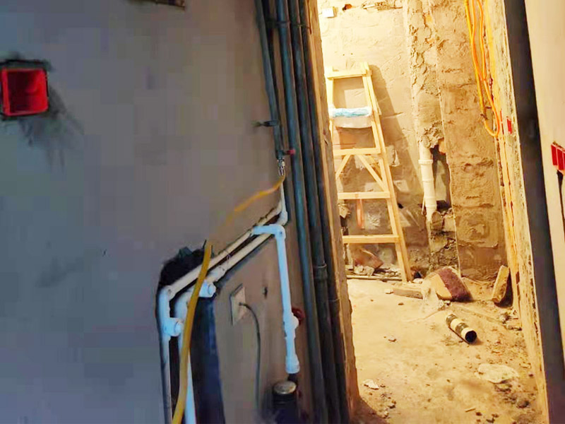 全屋水電改造施工：裝修一套房，水電工作是隱蔽工程，改造完畢后，各種水管、電線等都需埋在墻面、地下或吊頂里，后期不能進(jìn)行檢查維修，因此入墻材料的質(zhì)量就是重中之重必須做好。而如何規(guī)劃水電走向呢？就需要前期將家電家具的位置尺寸都定好，多預(yù)備幾個空余，以后使用起來才不會后悔莫及。