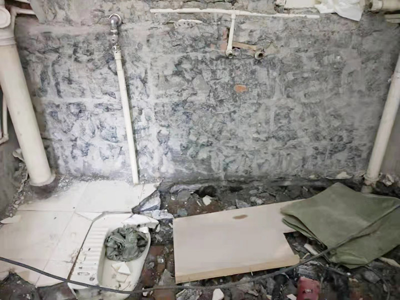 衛(wèi)生間拆除裝修：衛(wèi)生間的瓷磚拆除有很多需要特別注意的地方，操作不當(dāng)會破壞其他的設(shè)施，所以在拆除前就需要留下來的衛(wèi)浴用具。事前準(zhǔn)備做好了，后面的工序才能有條不紊地進(jìn)行。馬桶的拆卸則是留到敲磚后進(jìn)行的。以免敲磚時(shí)掉落的瓷磚砸壞排水管，或掉到排水管道中造成淤塞。