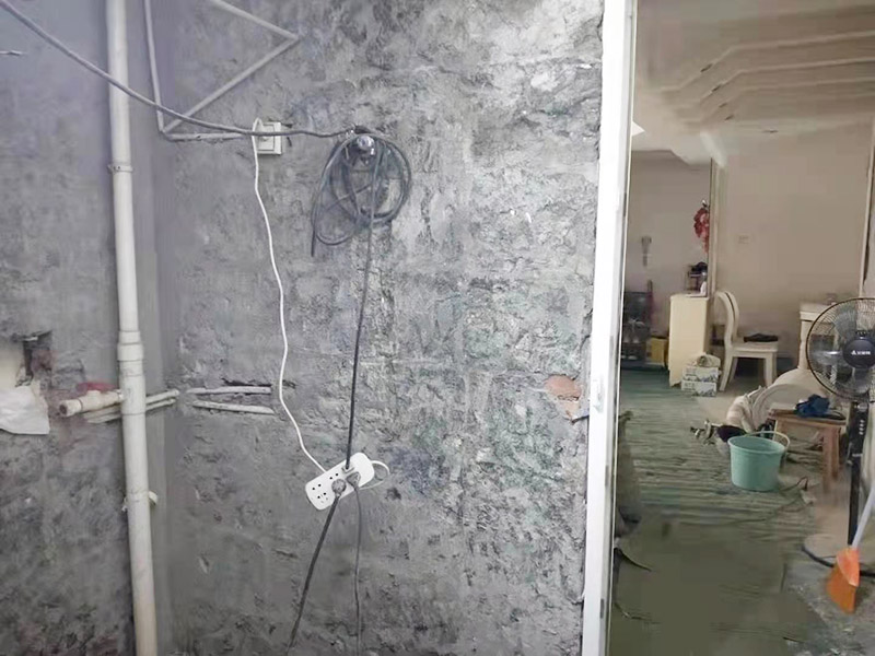 衛(wèi)生間拆除裝修：衛(wèi)生間的瓷磚拆除有很多需要特別注意的地方，操作不當(dāng)會破壞其他的設(shè)施，所以在拆除前就需要留下來的衛(wèi)浴用具。事前準(zhǔn)備做好了，后面的工序才能有條不紊地進(jìn)行。馬桶的拆卸則是留到敲磚后進(jìn)行的。以免敲磚時(shí)掉落的瓷磚砸壞排水管，或掉到排水管道中造成淤塞。