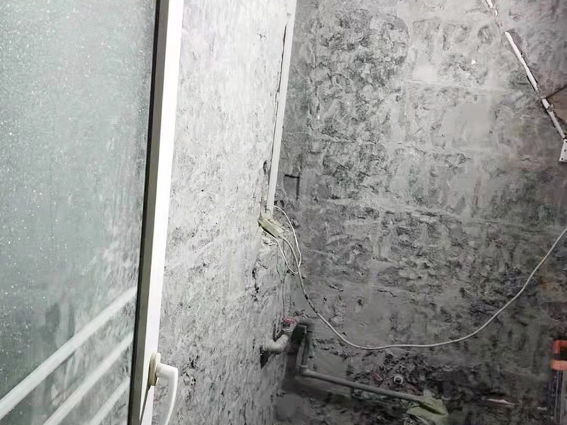 衛(wèi)生間拆除裝修：衛(wèi)生間的瓷磚拆除有很多需要特別注意的地方，操作不當(dāng)會破壞其他的設(shè)施，所以在拆除前就需要留下來的衛(wèi)浴用具。事前準(zhǔn)備做好了，后面的工序才能有條不紊地進(jìn)行。馬桶的拆卸則是留到敲磚后進(jìn)行的。以免敲磚時(shí)掉落的瓷磚砸壞排水管，或掉到排水管道中造成淤塞。