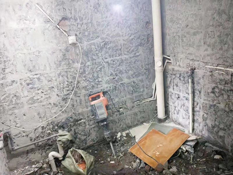 衛(wèi)生間拆除裝修：衛(wèi)生間的瓷磚拆除有很多需要特別注意的地方，操作不當(dāng)會破壞其他的設(shè)施，所以在拆除前就需要留下來的衛(wèi)浴用具。事前準(zhǔn)備做好了，后面的工序才能有條不紊地進(jìn)行。馬桶的拆卸則是留到敲磚后進(jìn)行的。以免敲磚時(shí)掉落的瓷磚砸壞排水管，或掉到排水管道中造成淤塞。