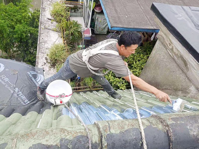 屋面防水卷材后刷防水：防水層鋪貼之前，所有其它工程必須施工完畢，然后清理基層?；鶎颖仨毱秸怨?、無松動、起砂、起鼓、 凹凸和裂縫，而且防水一般都是兩遍，最好是卷材防水和涂料防水一起做，這樣最保險，在基層先均勻涂刷基層處理劑一層。待基層處理劑干燥后,可涂刷膠粘劑，應一次涂刷均勻。將卷材按預定位置放好后開始鋪貼，用膠粘劑粘平，干燥數(shù)分鐘后用壓輥壓實。