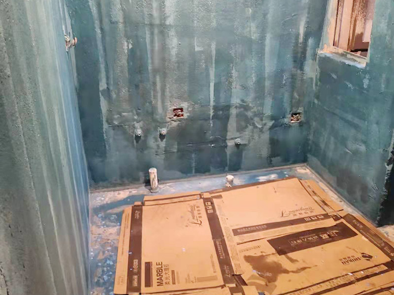 衛(wèi)生間防水改造：施工前確保工地干凈、干燥，防水涂料要涂滿，與基層結(jié)合牢固。地漏，墻角，管跟等接縫處要使用高彈性的柔性防水涂刷，因為衛(wèi)生間的墻與地面之間的接縫處會移位最容易滲水。同時要記得先涂刷立面后涂刷平面，下一遍涂刷方向與上一遍垂直。