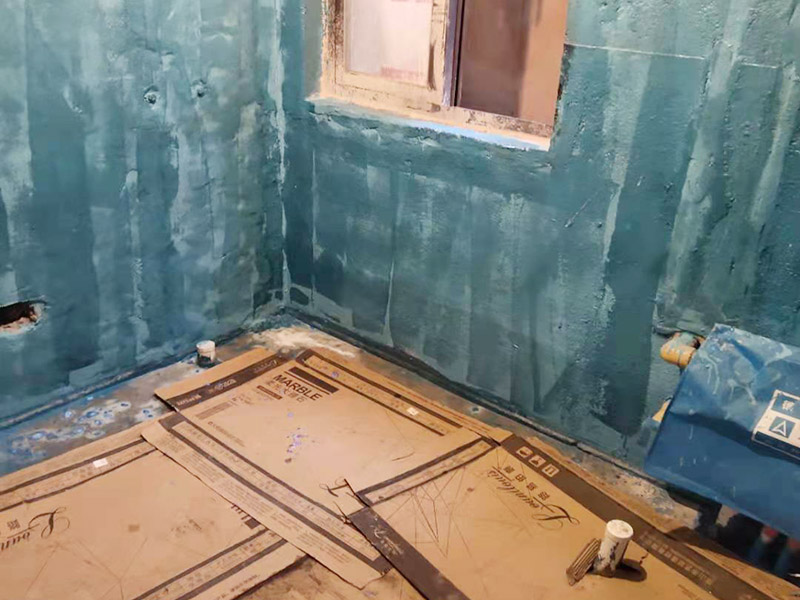 衛(wèi)生間防水改造：施工前確保工地干凈、干燥，防水涂料要涂滿，與基層結(jié)合牢固。地漏，墻角，管跟等接縫處要使用高彈性的柔性防水涂刷，因為衛(wèi)生間的墻與地面之間的接縫處會移位最容易滲水。同時要記得先涂刷立面后涂刷平面，下一遍涂刷方向與上一遍垂直。