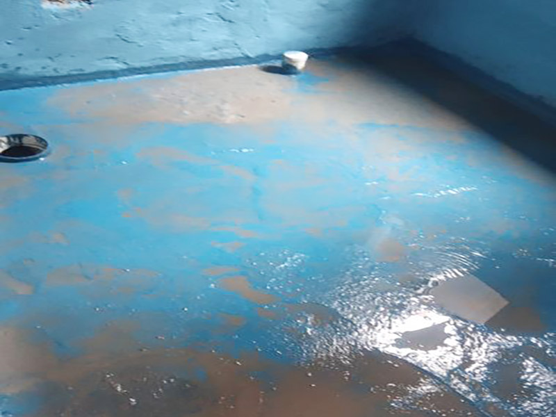 衛(wèi)生間防水改造：施工前確保工地干凈、干燥，防水涂料要涂滿，與基層結(jié)合牢固。地漏，墻角，管跟等接縫處要使用高彈性的柔性防水涂刷，因為衛(wèi)生間的墻與地面之間的接縫處會移位最容易滲水。同時要記得先涂刷立面后涂刷平面，下一遍涂刷方向與上一遍垂直。