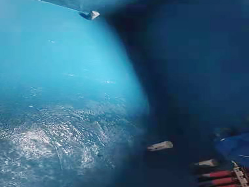 衛(wèi)生間防水改造：施工前確保工地干凈、干燥，防水涂料要涂滿，與基層結(jié)合牢固。地漏，墻角，管跟等接縫處要使用高彈性的柔性防水涂刷，因為衛(wèi)生間的墻與地面之間的接縫處會移位最容易滲水。同時要記得先涂刷立面后涂刷平面，下一遍涂刷方向與上一遍垂直。