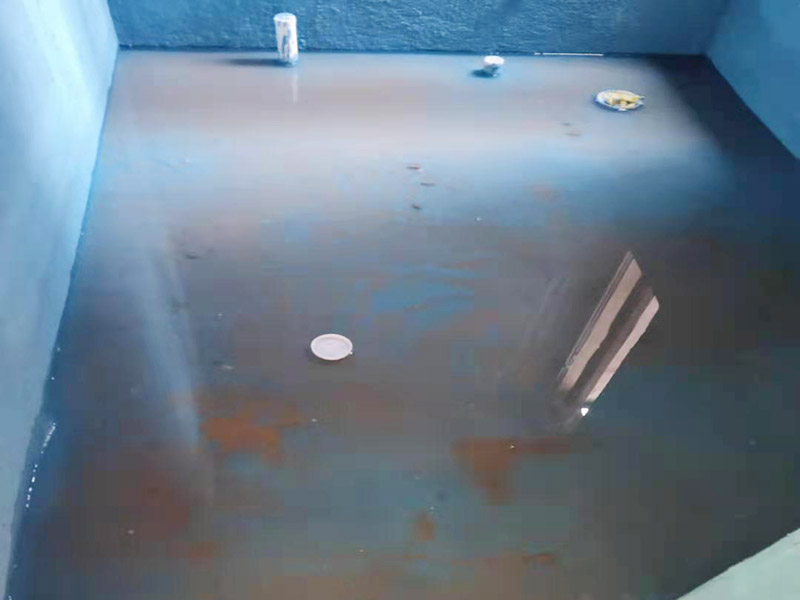 衛(wèi)生間防水改造：施工前確保工地干凈、干燥，防水涂料要涂滿，與基層結(jié)合牢固。地漏，墻角，管跟等接縫處要使用高彈性的柔性防水涂刷，因為衛(wèi)生間的墻與地面之間的接縫處會移位最容易滲水。同時要記得先涂刷立面后涂刷平面，下一遍涂刷方向與上一遍垂直。