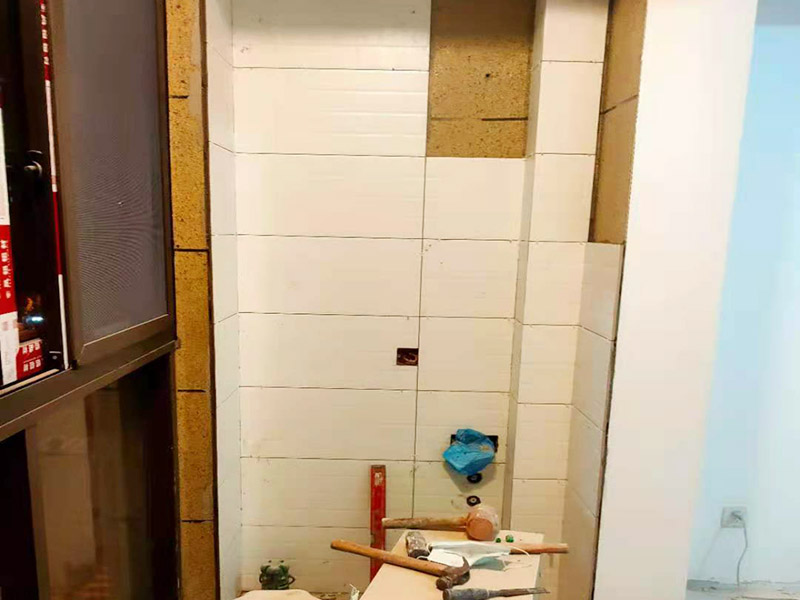 陽臺改造貼磚維修：陽臺改造翻新也不算小項(xiàng)目記得要做成品保護(hù)，然后就是在粘結(jié)劑量置晾時(shí)間內(nèi)，將準(zhǔn)備好的瓷磚鋪壓到位，垂直于梳理方向輕微搓動(dòng)以排出磚下的空氣。鋪貼到位后用橡皮錘輕擊，用尺寸合適的十字定位架來調(diào)整表面平整度及接縫的平直。