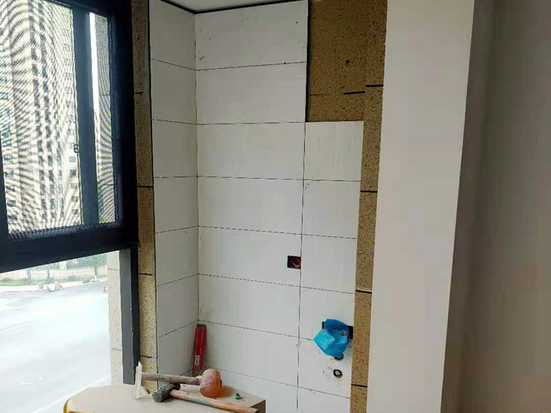 陽臺改造貼磚維修：陽臺改造翻新也不算小項(xiàng)目記得要做成品保護(hù)，然后就是在粘結(jié)劑量置晾時(shí)間內(nèi)，將準(zhǔn)備好的瓷磚鋪壓到位，垂直于梳理方向輕微搓動(dòng)以排出磚下的空氣。鋪貼到位后用橡皮錘輕擊，用尺寸合適的十字定位架來調(diào)整表面平整度及接縫的平直。