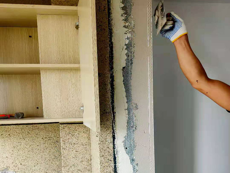 陽臺改造貼磚維修：陽臺改造翻新也不算小項(xiàng)目記得要做成品保護(hù)，然后就是在粘結(jié)劑量置晾時(shí)間內(nèi)，將準(zhǔn)備好的瓷磚鋪壓到位，垂直于梳理方向輕微搓動(dòng)以排出磚下的空氣。鋪貼到位后用橡皮錘輕擊，用尺寸合適的十字定位架來調(diào)整表面平整度及接縫的平直。