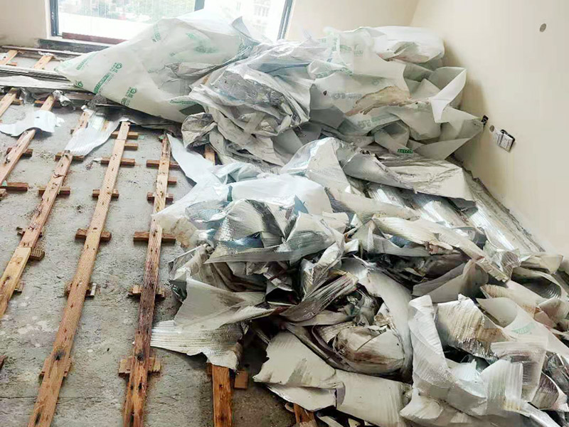 地板拆除翻新：拆之前，先看仔細(xì)觀察木地板當(dāng)初是怎么鋪的，邊緣的角落有沒有留下縫隙，如果有可以自己動手拆，如果沒有就不要輕易嘗試，以免拆不下來，還把木地板都壞了。同時記得把房間的物品都搬到另一房間去放著，拆除的工作要先從踢腳線開始，我們可以請專業(yè)人士上門，價格也不貴。這對于專業(yè)人士來說，就很輕松的解決了。