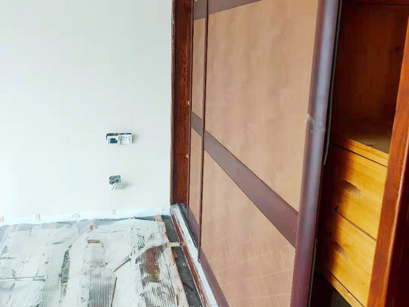 地板拆除翻新：拆之前，先看仔細(xì)觀察木地板當(dāng)初是怎么鋪的，邊緣的角落有沒有留下縫隙，如果有可以自己動手拆，如果沒有就不要輕易嘗試，以免拆不下來，還把木地板都壞了。同時記得把房間的物品都搬到另一房間去放著，拆除的工作要先從踢腳線開始，我們可以請專業(yè)人士上門，價格也不貴。這對于專業(yè)人士來說，就很輕松的解決了。