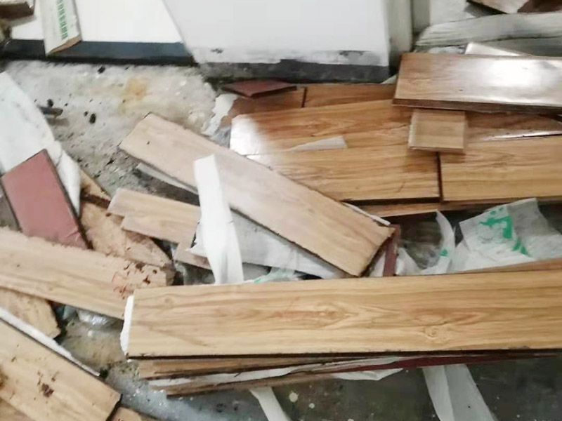 地板重新鋪貼：首先將原有的木地板或者瓷磚拆除掉，最好先從踢腳線開始拆除，這樣比較方便拆一點(diǎn)。然后如果發(fā)現(xiàn)地面不平整的地方，再重新打磨平整后，最后再重新上地磚或是木地板來鋪貼。
