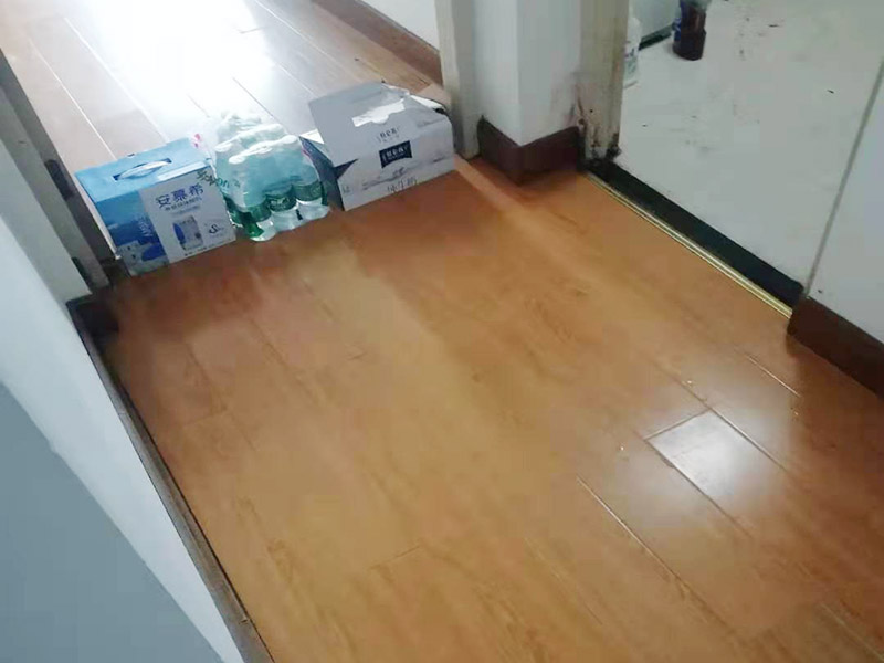 地板重新鋪貼：首先將原有的木地板或者瓷磚拆除掉，最好先從踢腳線開始拆除，這樣比較方便拆一點(diǎn)。然后如果發(fā)現(xiàn)地面不平整的地方，再重新打磨平整后，最后再重新上地磚或是木地板來鋪貼。