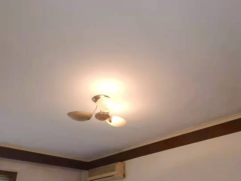 房屋天花板刷新：在施工之前要先將舊墻上的涂膜清理干凈，不能有殘留，并且要將頂上的膠痕清理干凈。同時在刷墻時要從上往下刷，先刷天花板，再刷墻面，但是在施工時要注意刷子的痕跡，不要縱橫交錯，要保持均勻度。