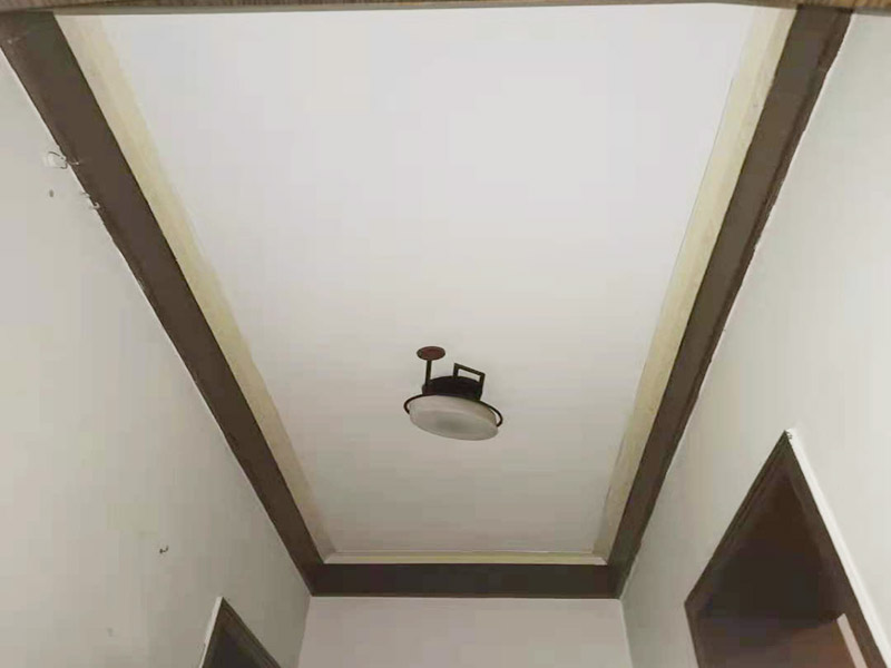 房屋天花板刷新：在施工之前要先將舊墻上的涂膜清理干凈，不能有殘留，并且要將頂上的膠痕清理干凈。同時在刷墻時要從上往下刷，先刷天花板，再刷墻面，但是在施工時要注意刷子的痕跡，不要縱橫交錯，要保持均勻度。