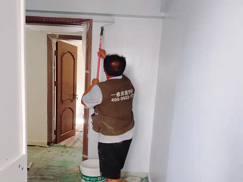 墻面刷乳膠漆服務(wù)：墻面上有污漬的話，會(huì)直接影響到乳膠漆的附著力。這其實(shí)是在變向浪費(fèi)乳膠漆。如果強(qiáng)刷乳膠漆的話，只會(huì)出現(xiàn)墻面不均勻，油漆刷不上的情況。所以需要鏟除舊墻做好基層處理。然后再刷底漆乳膠漆