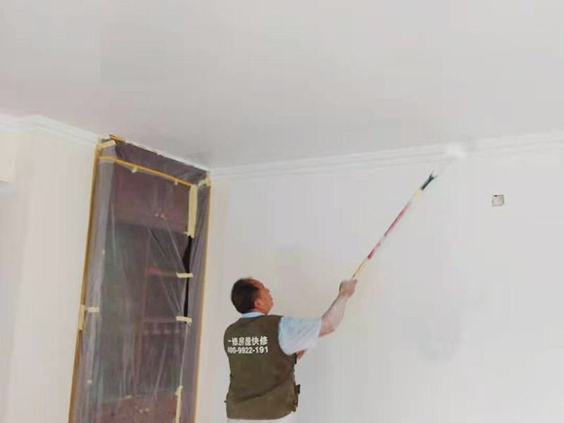 墻面刷乳膠漆服務(wù)：墻面上有污漬的話，會(huì)直接影響到乳膠漆的附著力。這其實(shí)是在變向浪費(fèi)乳膠漆。如果強(qiáng)刷乳膠漆的話，只會(huì)出現(xiàn)墻面不均勻，油漆刷不上的情況。所以需要鏟除舊墻做好基層處理。然后再刷底漆乳膠漆