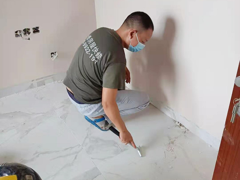 墻面刷乳膠漆服務(wù)：墻面上有污漬的話，會(huì)直接影響到乳膠漆的附著力。這其實(shí)是在變向浪費(fèi)乳膠漆。如果強(qiáng)刷乳膠漆的話，只會(huì)出現(xiàn)墻面不均勻，油漆刷不上的情況。所以需要鏟除舊墻做好基層處理。然后再刷底漆乳膠漆