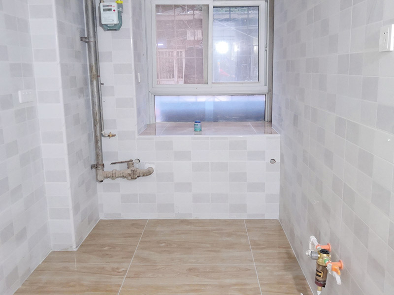 廚衛(wèi)改造裝修：舊廚房與舊衛(wèi)生間的內(nèi)部結(jié)構(gòu)相對(duì)都要復(fù)雜一些，廚房與衛(wèi)生間是一個(gè)家庭經(jīng)常使用的區(qū)域，需要看各種管道原來(lái)的位置是否合適，如不合適需要改動(dòng)，要出房屋圖紙交給裝修公司，由施工隊(duì)按圖紙進(jìn)行必要的改造。而且拆除過(guò)程中不可避免的會(huì)損壞瓷磚，避免房屋其他區(qū)域二次污染，一定要做好成品保護(hù)。