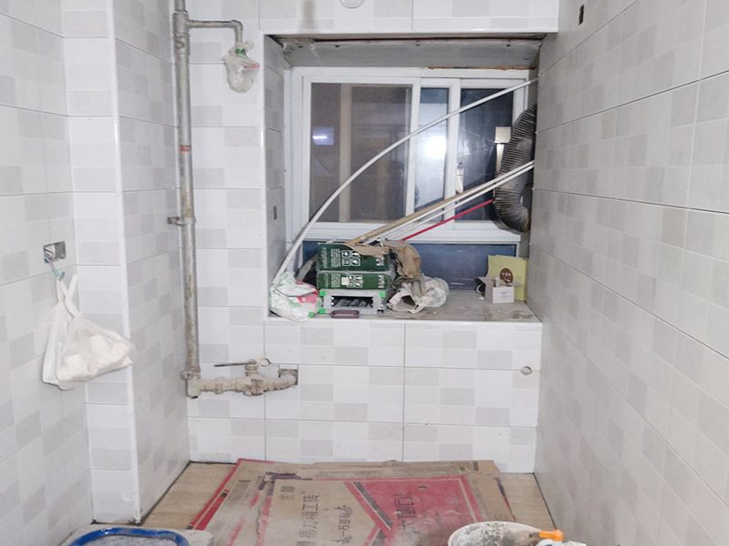 廚衛(wèi)改造裝修：舊廚房與舊衛(wèi)生間的內(nèi)部結(jié)構(gòu)相對(duì)都要復(fù)雜一些，廚房與衛(wèi)生間是一個(gè)家庭經(jīng)常使用的區(qū)域，需要看各種管道原來(lái)的位置是否合適，如不合適需要改動(dòng)，要出房屋圖紙交給裝修公司，由施工隊(duì)按圖紙進(jìn)行必要的改造。而且拆除過(guò)程中不可避免的會(huì)損壞瓷磚，避免房屋其他區(qū)域二次污染，一定要做好成品保護(hù)。