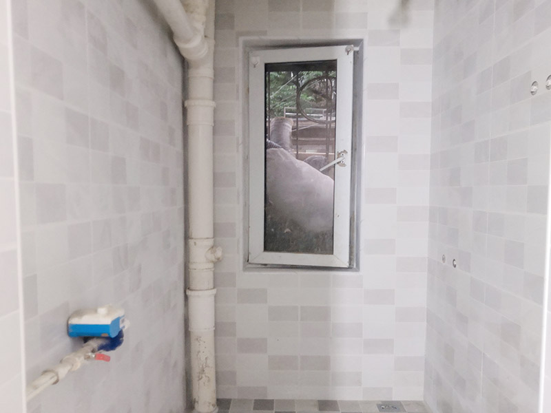 廚衛(wèi)改造裝修：舊廚房與舊衛(wèi)生間的內(nèi)部結(jié)構(gòu)相對(duì)都要復(fù)雜一些，廚房與衛(wèi)生間是一個(gè)家庭經(jīng)常使用的區(qū)域，需要看各種管道原來(lái)的位置是否合適，如不合適需要改動(dòng)，要出房屋圖紙交給裝修公司，由施工隊(duì)按圖紙進(jìn)行必要的改造。而且拆除過(guò)程中不可避免的會(huì)損壞瓷磚，避免房屋其他區(qū)域二次污染，一定要做好成品保護(hù)。