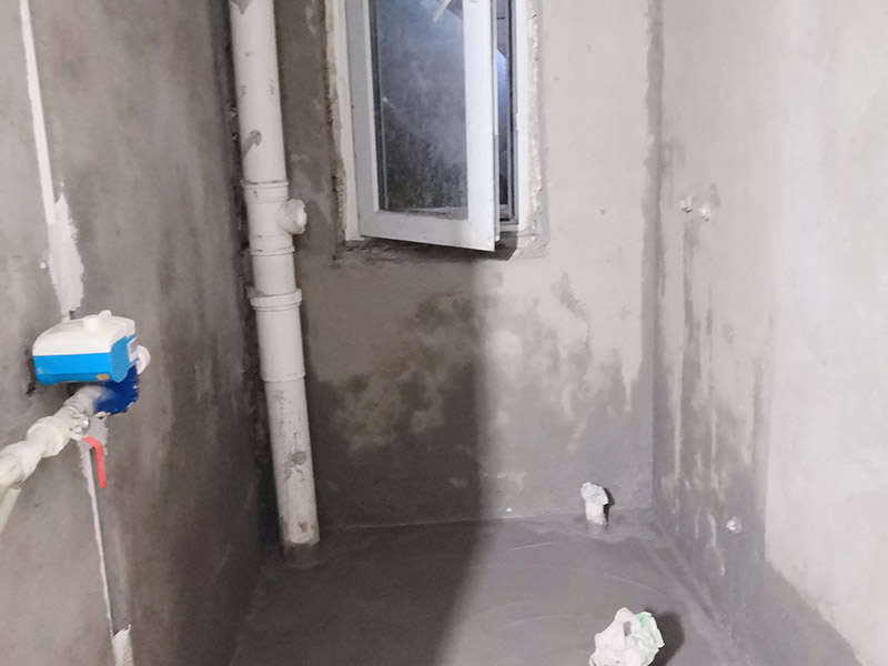 廚衛(wèi)改造裝修：舊廚房與舊衛(wèi)生間的內(nèi)部結(jié)構(gòu)相對(duì)都要復(fù)雜一些，廚房與衛(wèi)生間是一個(gè)家庭經(jīng)常使用的區(qū)域，需要看各種管道原來(lái)的位置是否合適，如不合適需要改動(dòng)，要出房屋圖紙交給裝修公司，由施工隊(duì)按圖紙進(jìn)行必要的改造。而且拆除過(guò)程中不可避免的會(huì)損壞瓷磚，避免房屋其他區(qū)域二次污染，一定要做好成品保護(hù)。