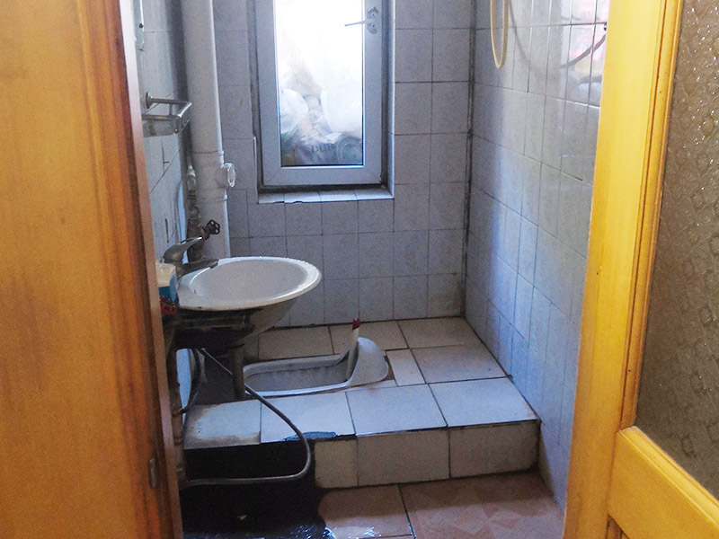 廚衛(wèi)改造裝修：舊廚房與舊衛(wèi)生間的內(nèi)部結(jié)構(gòu)相對(duì)都要復(fù)雜一些，廚房與衛(wèi)生間是一個(gè)家庭經(jīng)常使用的區(qū)域，需要看各種管道原來(lái)的位置是否合適，如不合適需要改動(dòng)，要出房屋圖紙交給裝修公司，由施工隊(duì)按圖紙進(jìn)行必要的改造。而且拆除過(guò)程中不可避免的會(huì)損壞瓷磚，避免房屋其他區(qū)域二次污染，一定要做好成品保護(hù)。